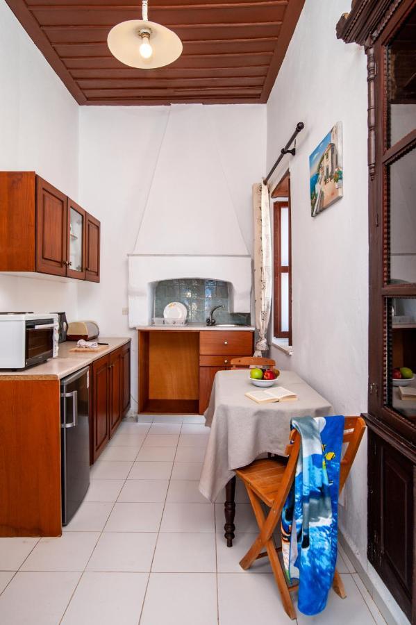 Kiki&Nina Apartment Chalki Town Bagian luar foto